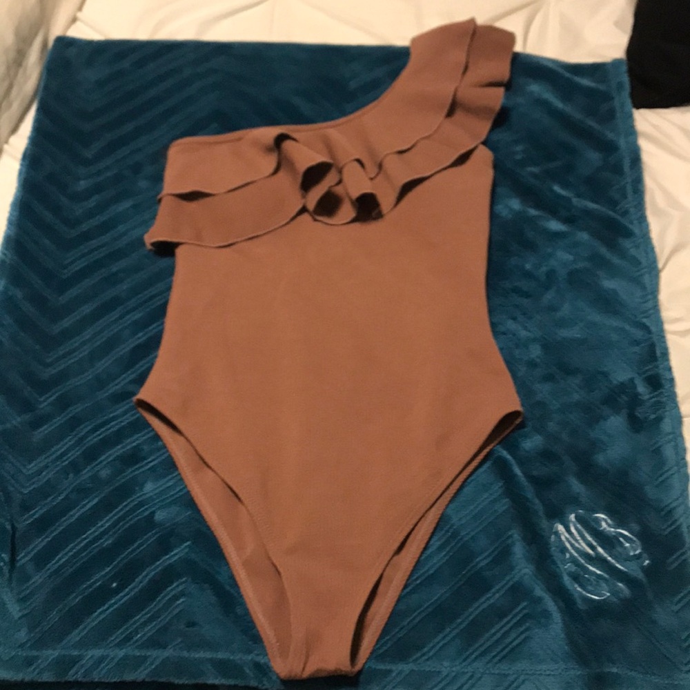 Cupshe ruffle one piece shoulder ribbed swimsuit